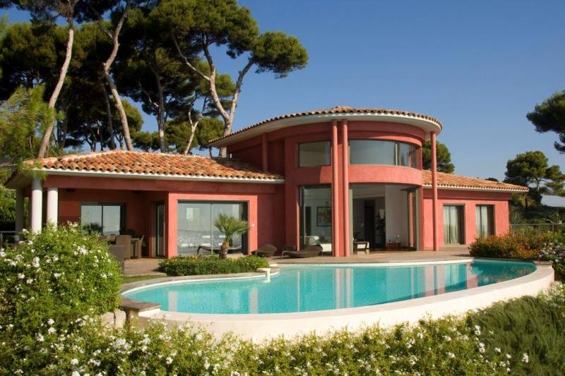 Construction d'une piscine à débordement en béton armé, finition mosaïque proche de Roquefort les Pins