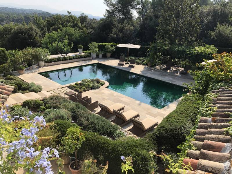 Construction de piscine sur mesure élégante en L avec ilot végétalisé à La Colle sur Loup