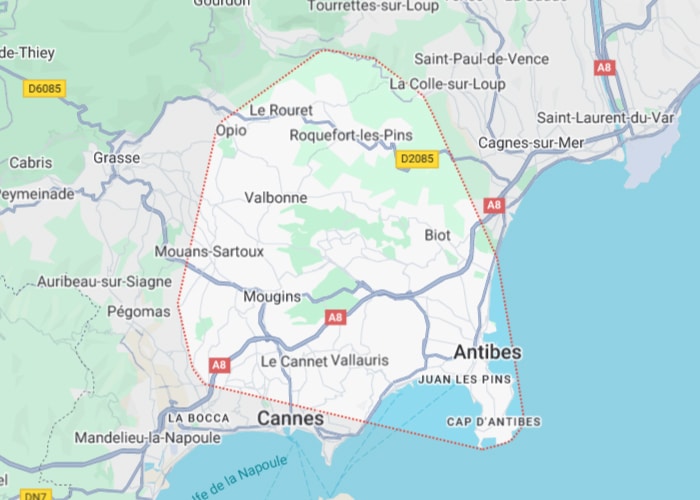 Carte de la Côte d'Azur: Grasse, Cannes, Antibes, Mougins, Valbonne, Biot, Roquefort-les-Pins et l'A8. Zone délimitée en rouge.